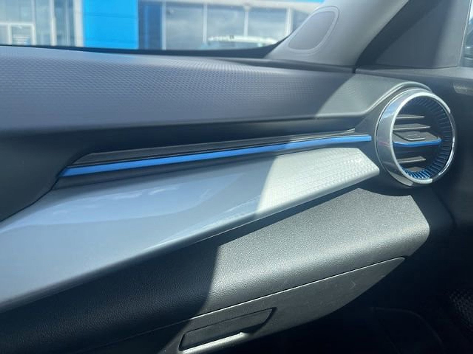 Certified 2025 Chevrolet Trax LT image 19