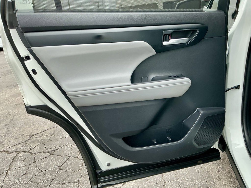 Used 2020 Toyota Highlander XLE image 32