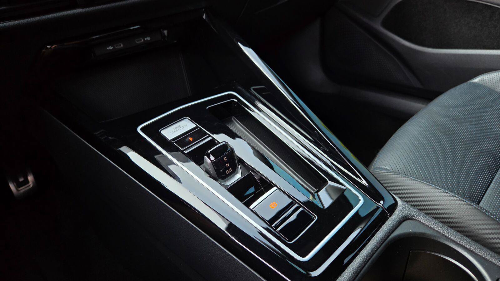Certified 2024 Volkswagen Golf R AWD/4WD image 35