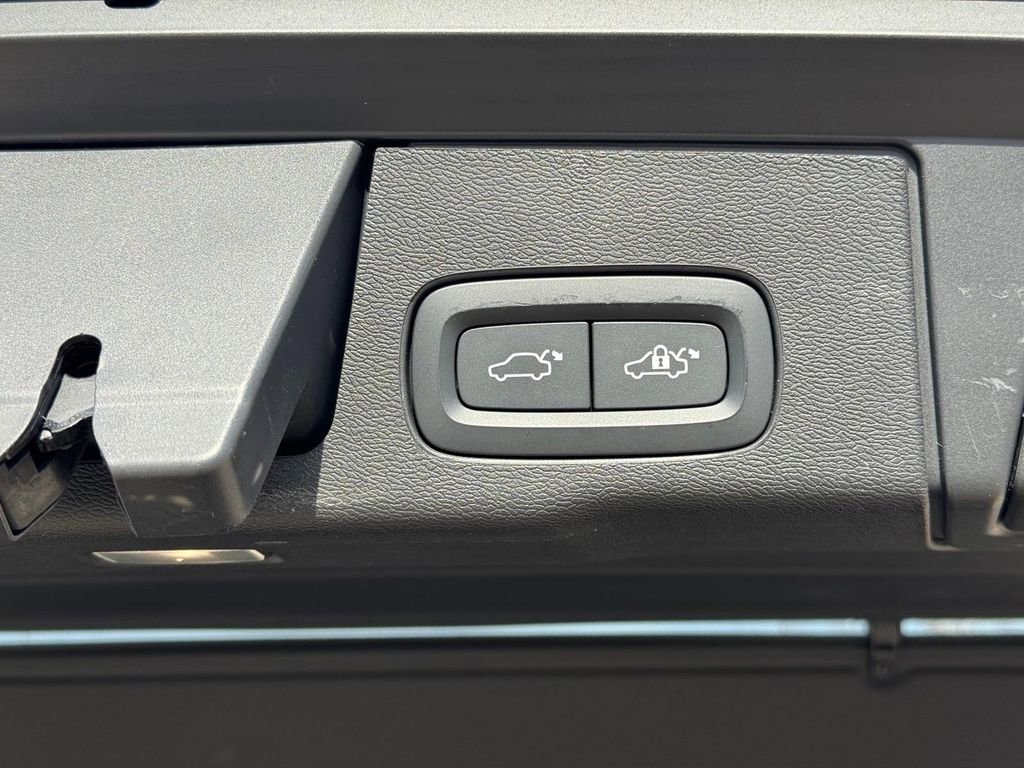 Certified 2023 Volvo XC60 B5 Plus w/ Climate Package image 6
