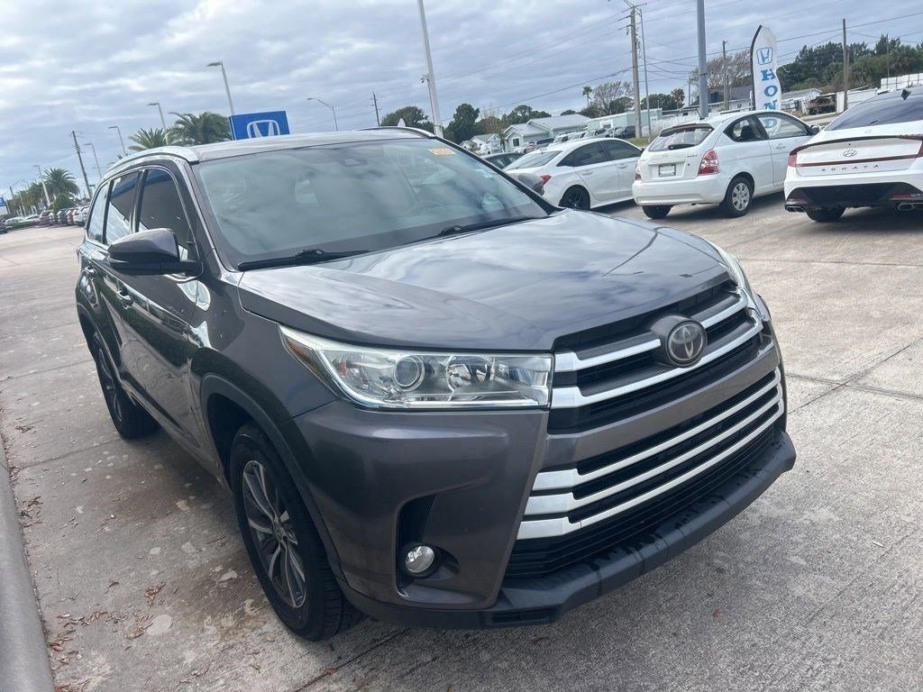 Used 2018 Toyota Highlander XLE image 3