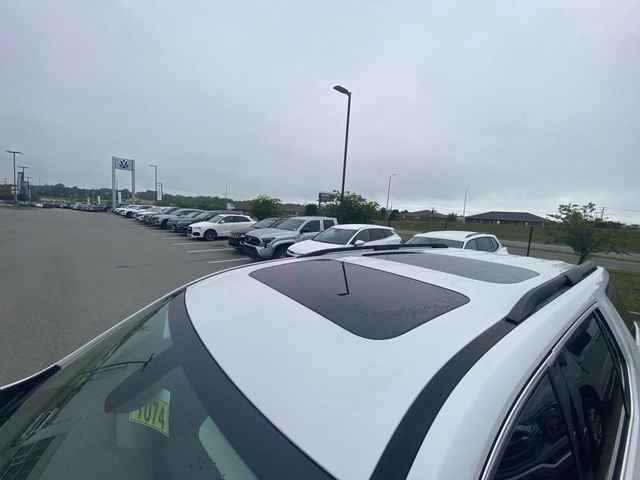 Used 2019 Chevrolet Traverse LT w/ LT Premium Package FWD image 3