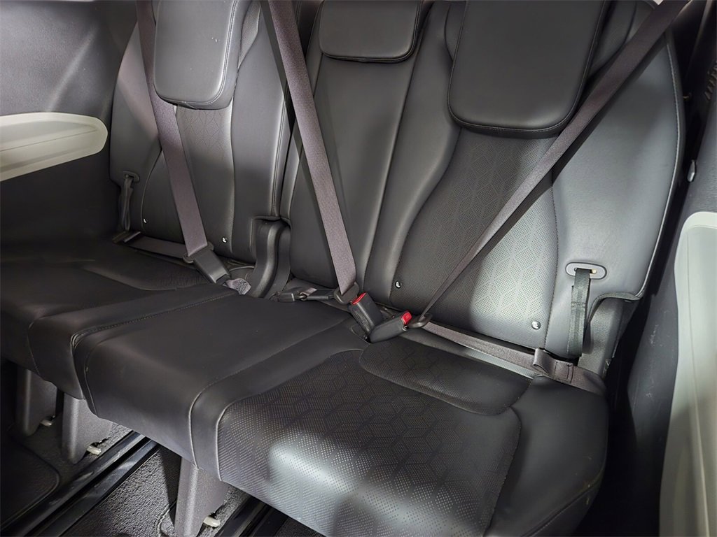 Used 2024 Kia Carnival LX image 17