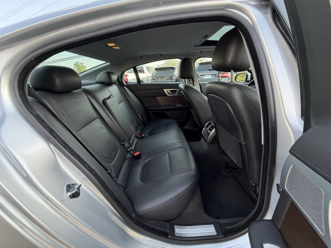 Used 2014 Jaguar XF RWD image 10