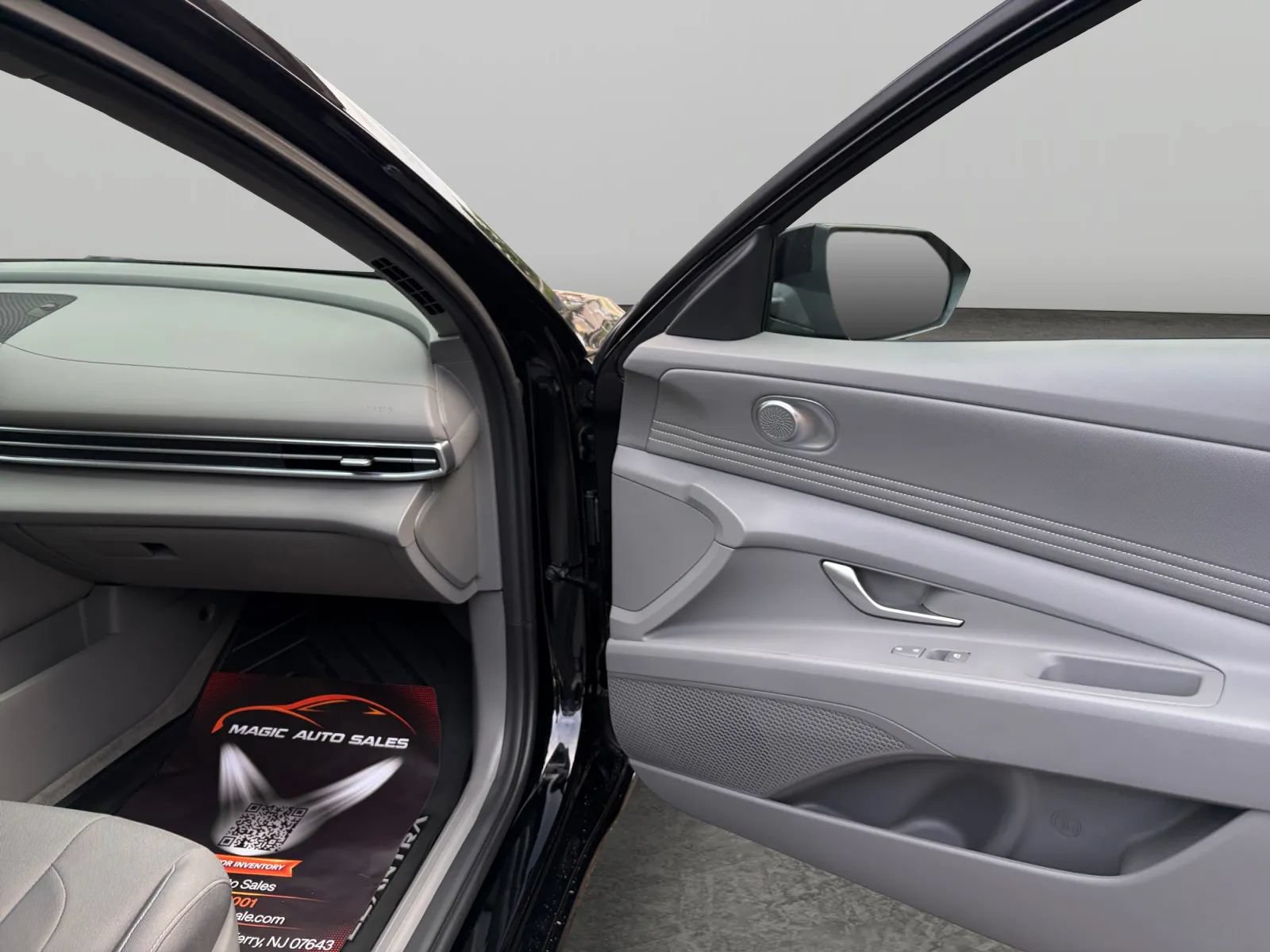 Used 2025 Hyundai Elantra SEL FWD image 19