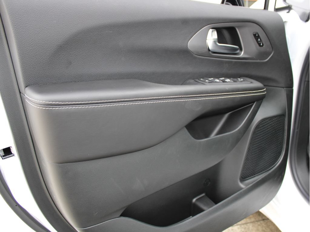 New 2026 Chrysler Pacifica Select AWD/4WD image 9