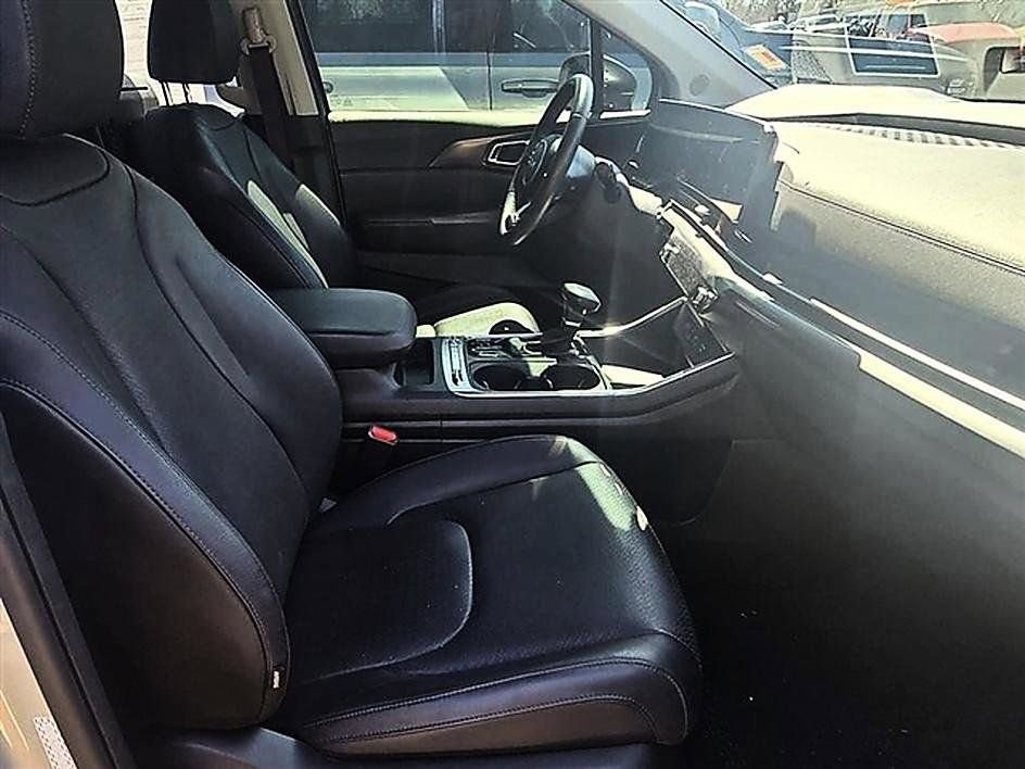 Used 2025 Kia Carnival SX Prestige image 8