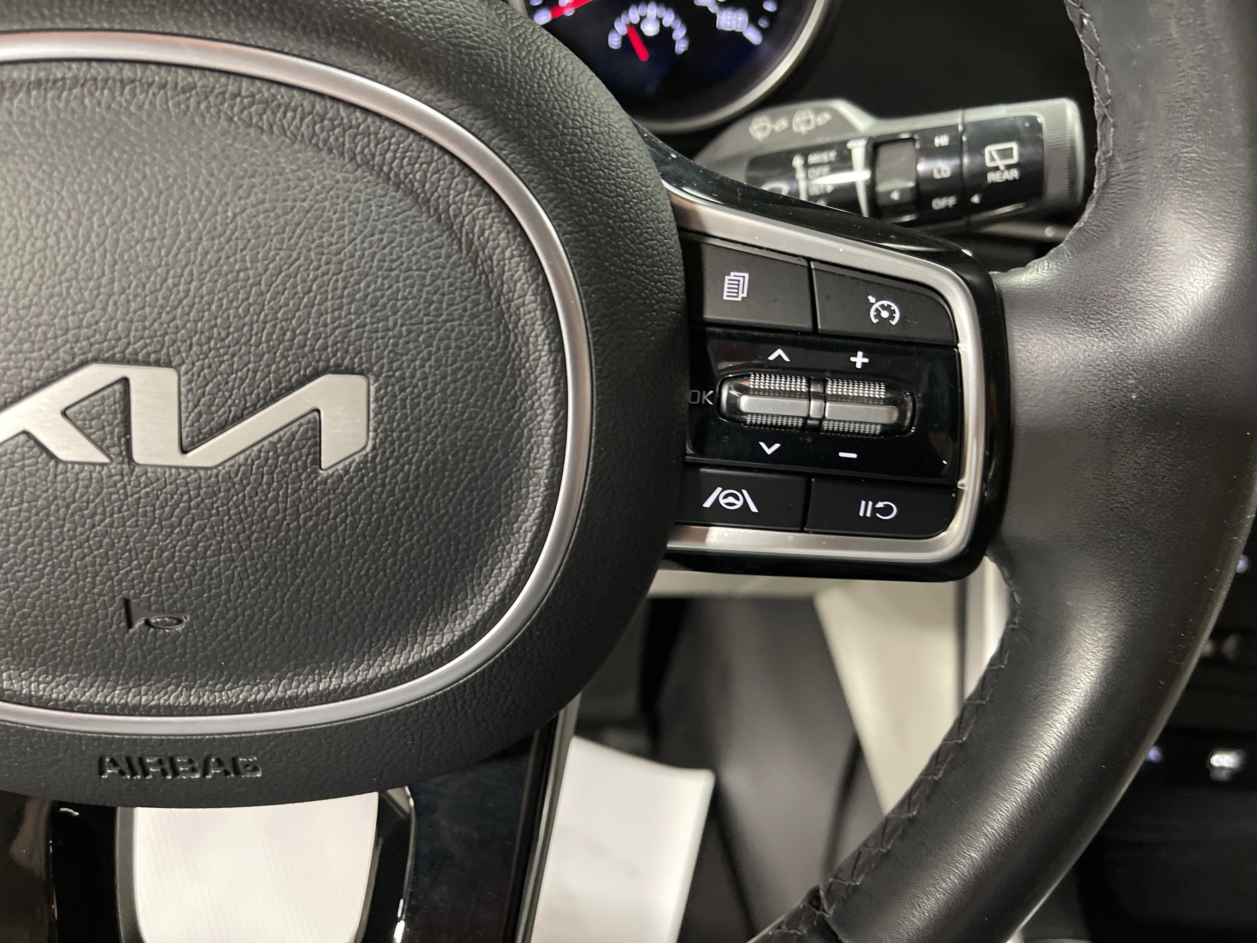 Used 2023 Kia Carnival LX image 20