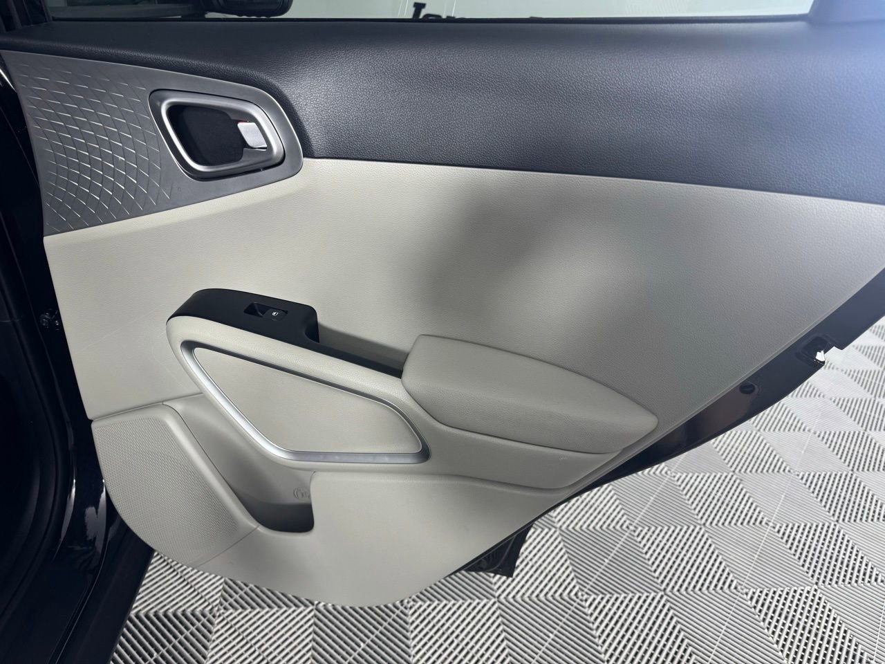 Used 2025 Kia Soul LX w/ LX Technology Package FWD image 35