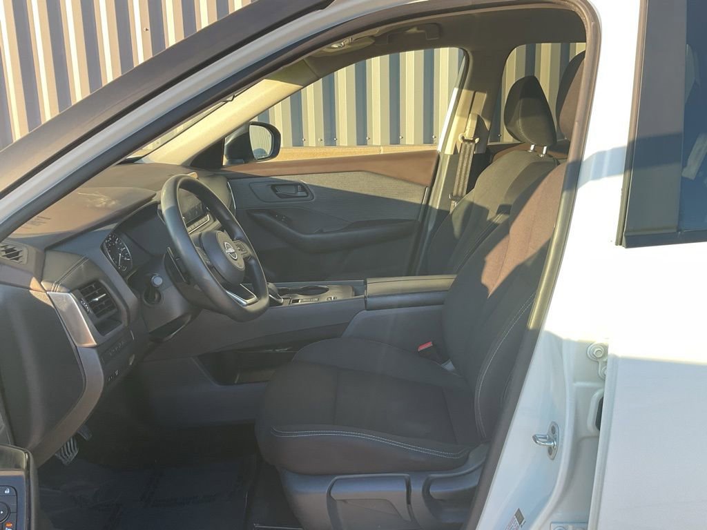 Used 2023 Nissan Rogue S image 8