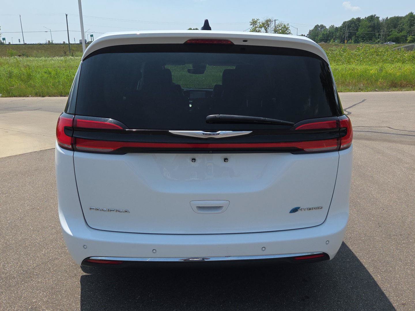 Used 2023 Chrysler Pacifica Touring-L FWD image 4