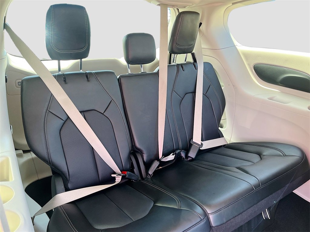 Used 2024 Chrysler Pacifica Touring-L image 26