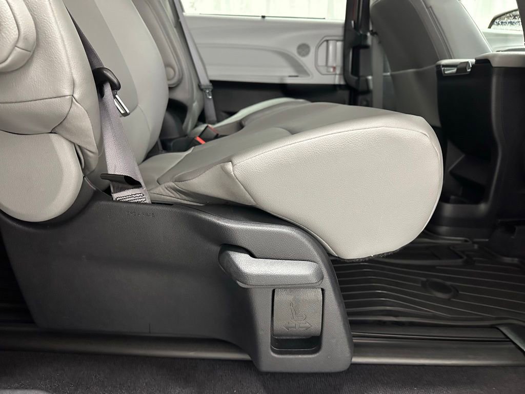 Used 2025 Toyota Sienna XLE AWD/4WD image 57