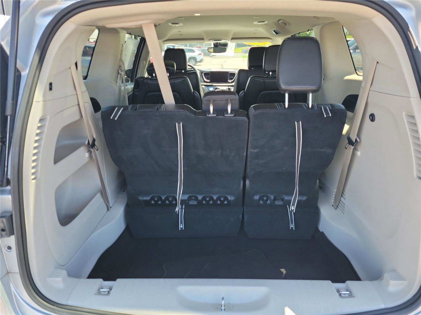 Used 2023 Chrysler Pacifica Touring-L FWD image 8