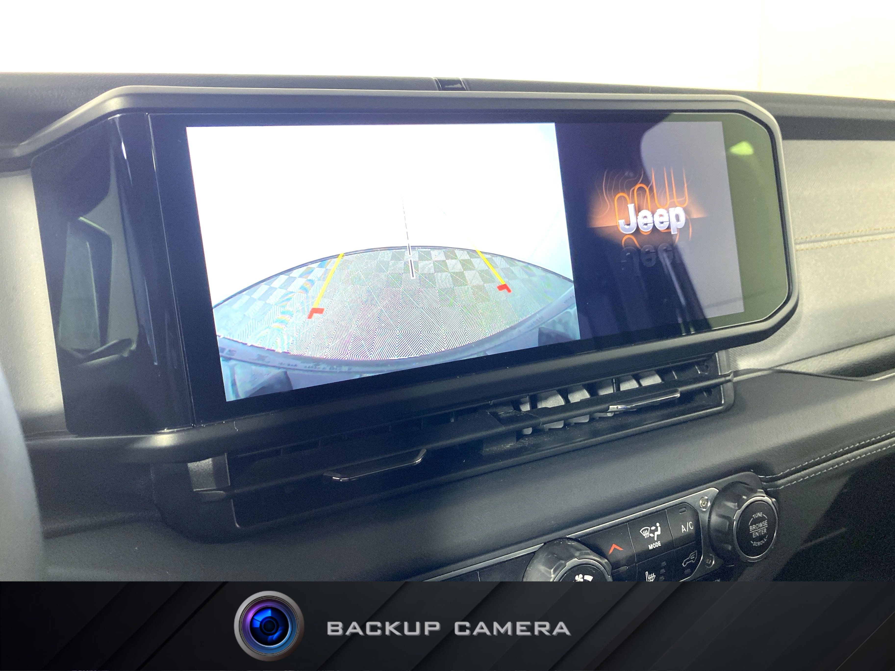 Used 2025 Jeep Wrangler Sahara AWD/4WD image 4