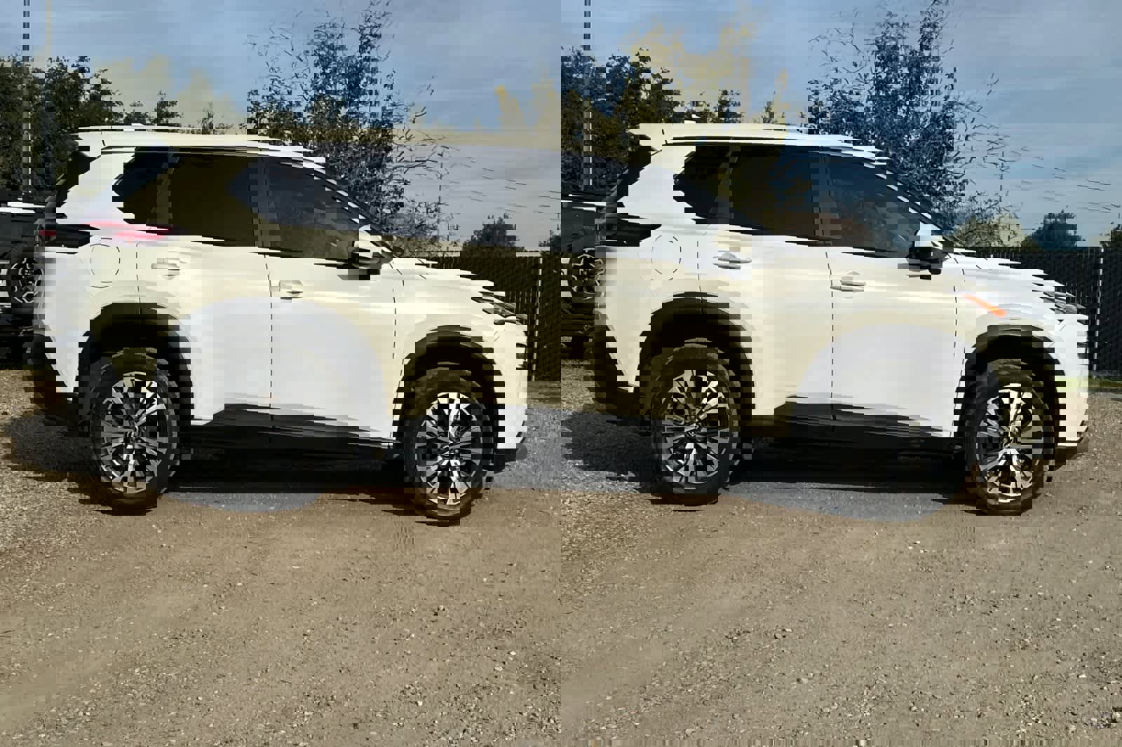 Used 2023 Nissan Rogue SV image 9