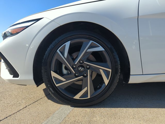 Used 2025 Hyundai Elantra SEL image 23