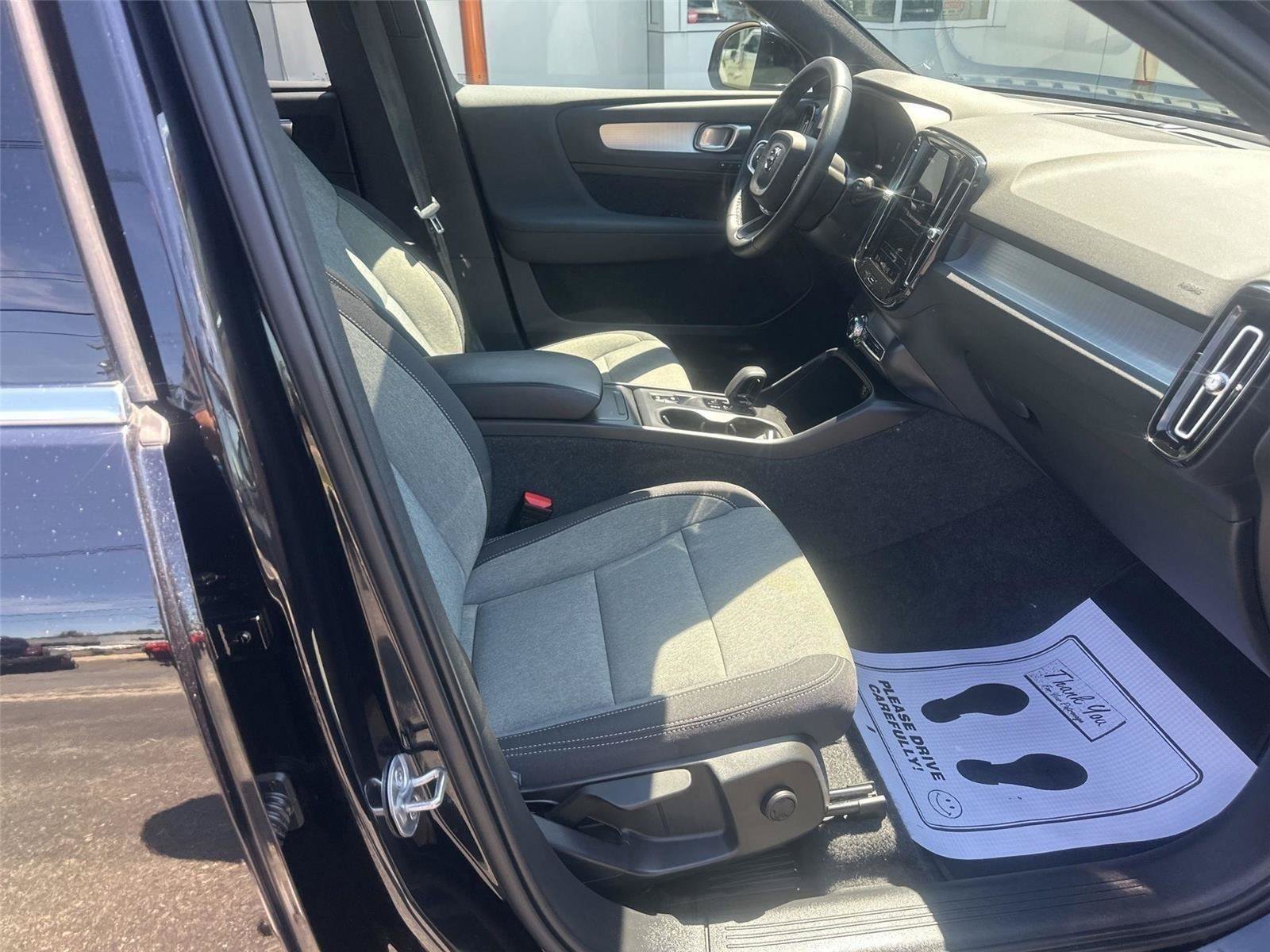 Used 2025 Volvo XC40 B5 Core AWD/4WD image 9
