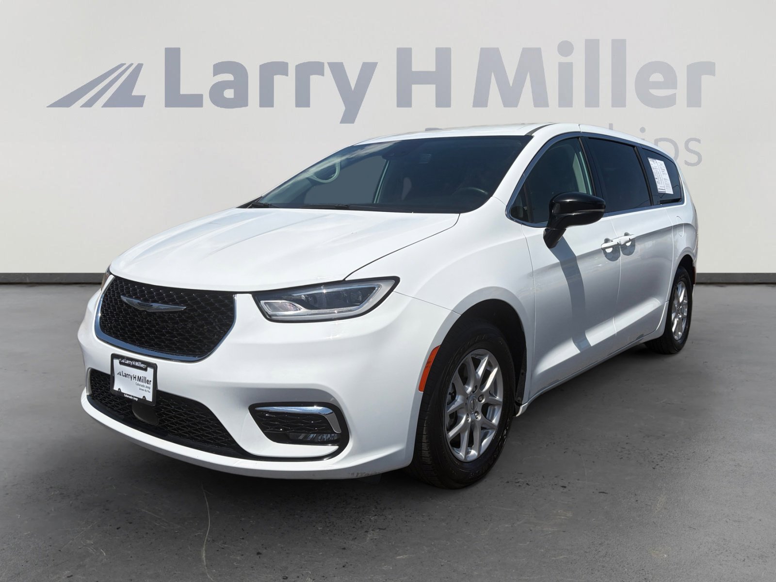 Used 2024 Chrysler Pacifica Touring-L FWD image 1