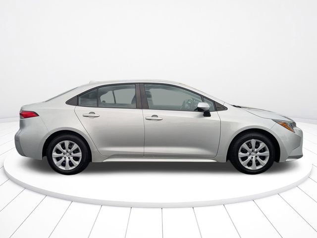 Used 2022 Toyota Corolla LE image 2