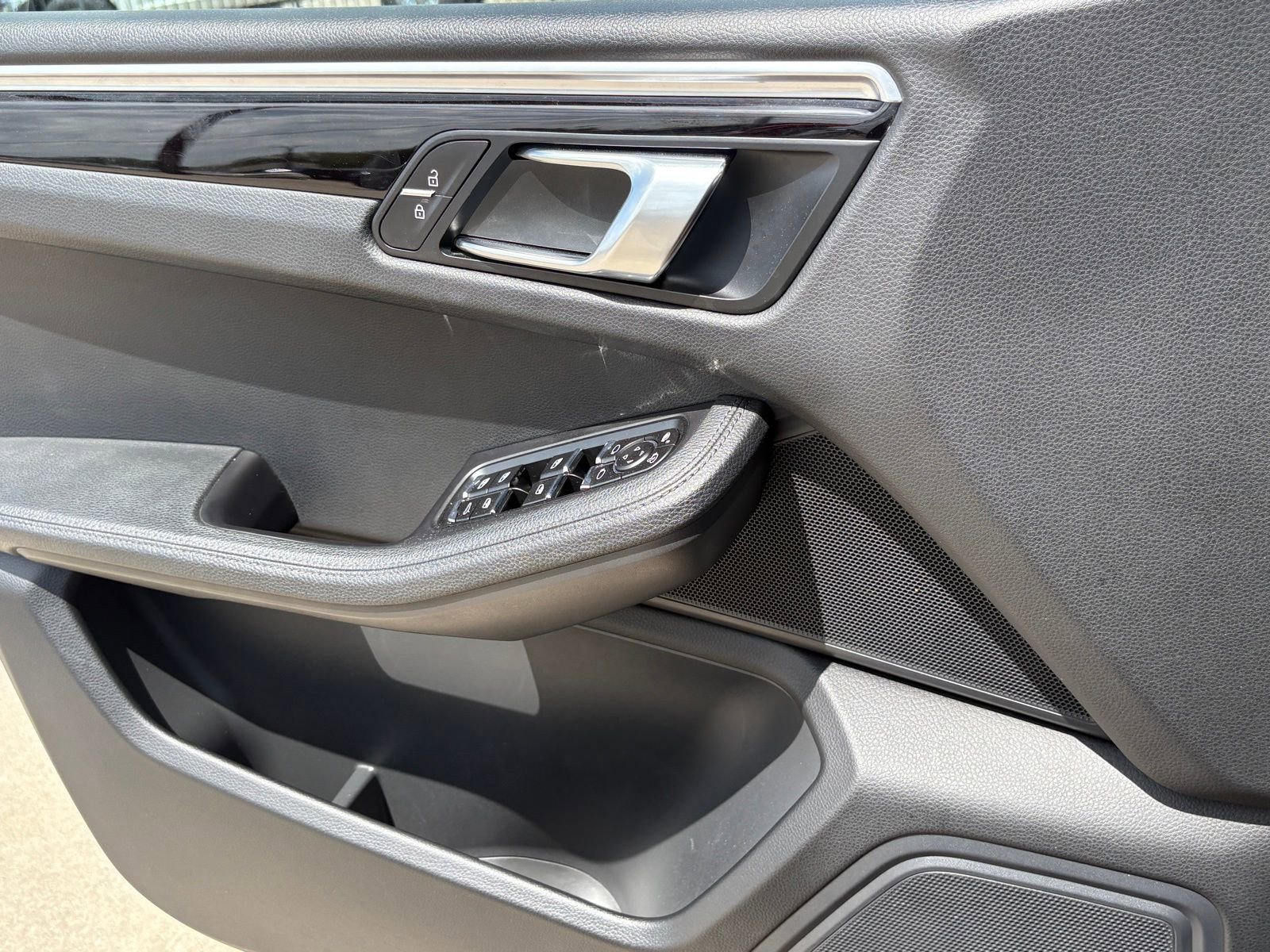 Used 2020 Porsche Macan image 30