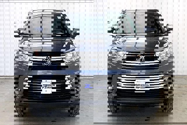 Used 2017 Toyota Highlander XLE image 3