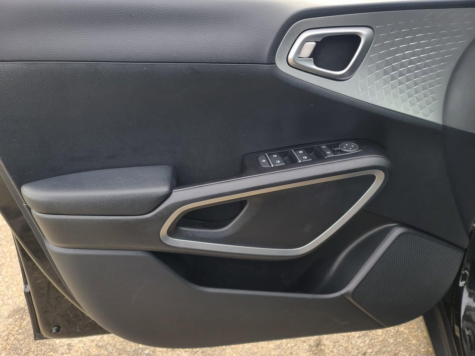 Used 2023 Kia Soul LX image 10