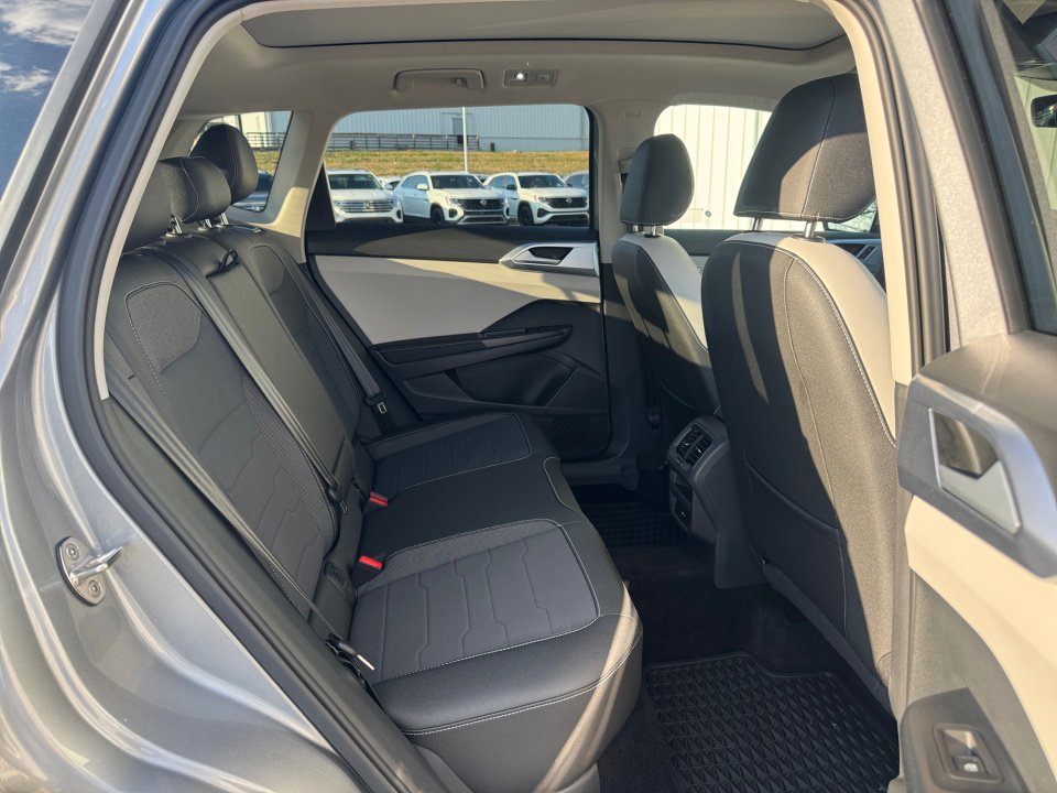 Used 2025 Volkswagen Taos SE w/ Panoramic Sunroof Package image 33