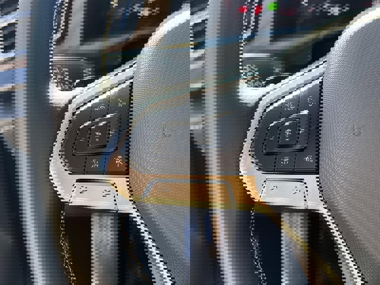 Used 2025 Volkswagen Atlas SE image 10