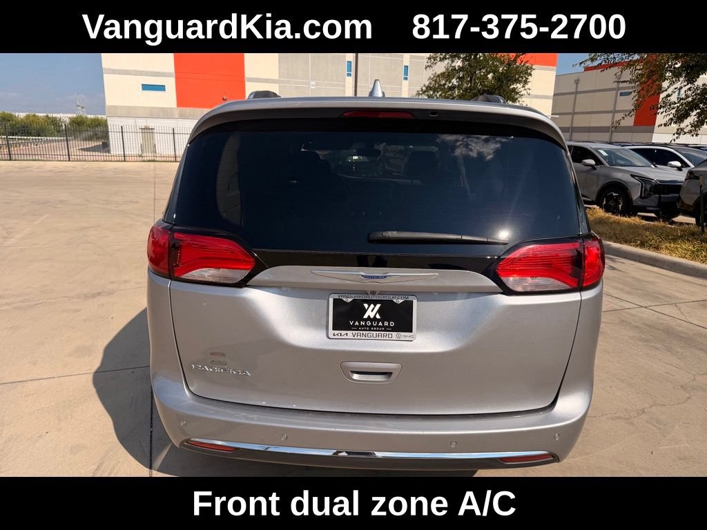Used 2019 Chrysler Pacifica Touring-L FWD image 3