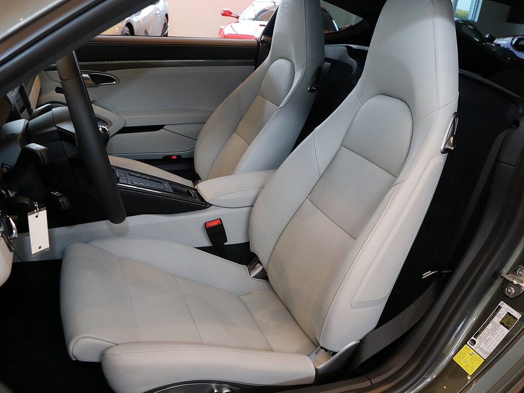 Used 2025 Porsche 718 Cayman GT4 image 5