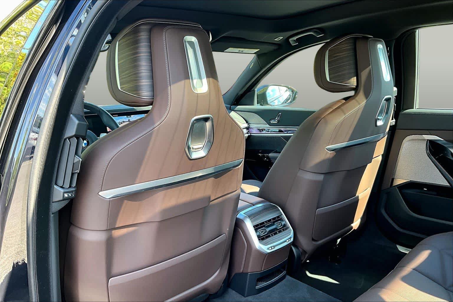 Used 2025 BMW 740i w/ Premium Package RWD image 22