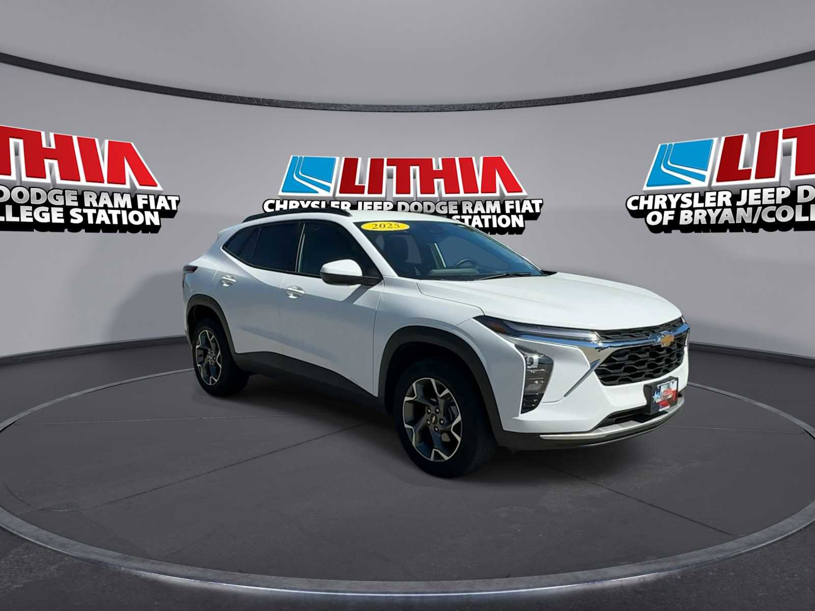 Used 2025 Chevrolet Trax LT w/ LT Convenience Package image 2