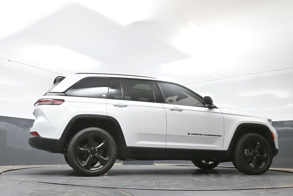 Used 2023 Jeep Grand Cherokee Limited w/ Black Appearance Package AWD/4WD image 24