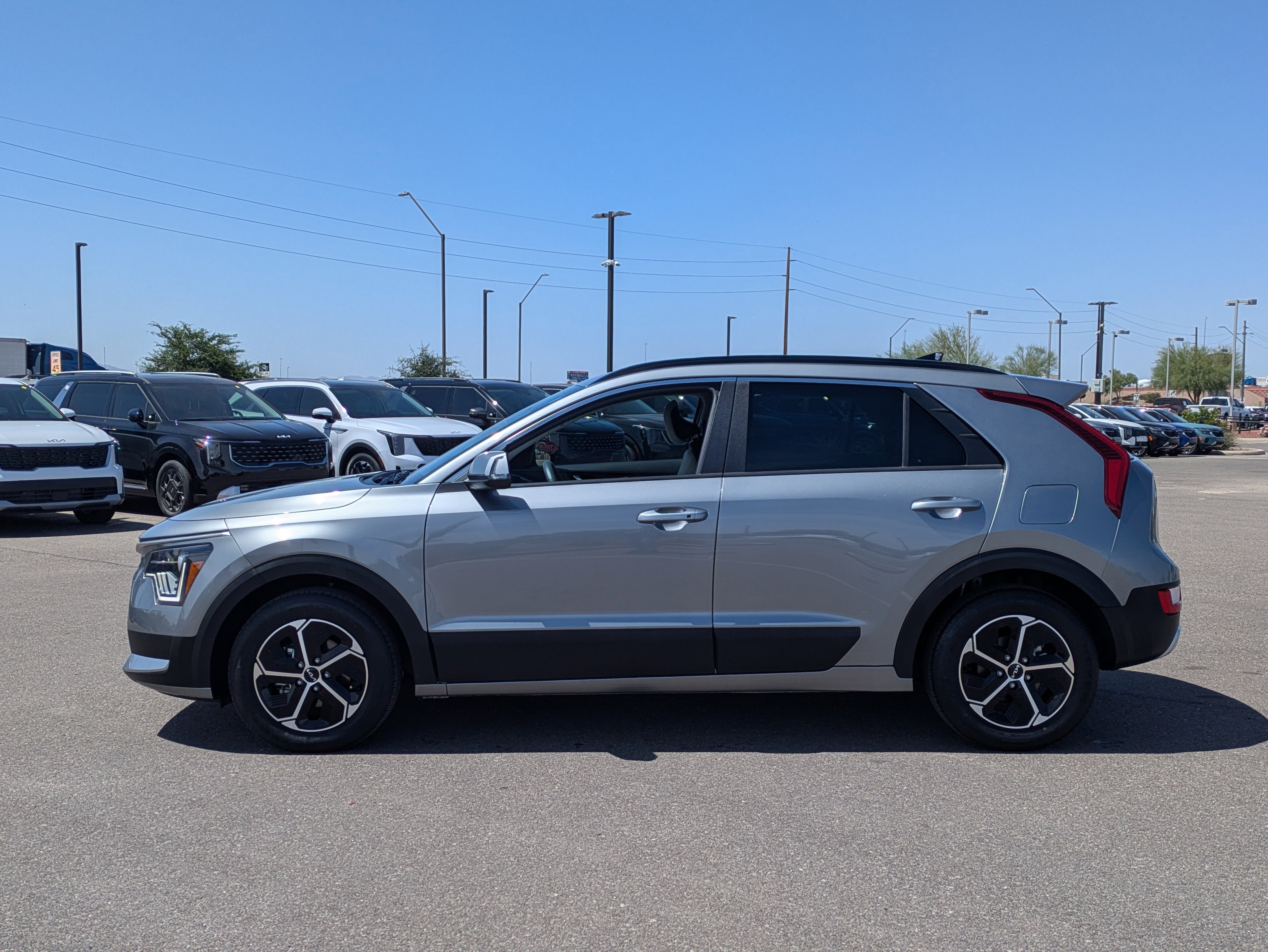 Certified 2025 Kia Niro EX FWD image 2