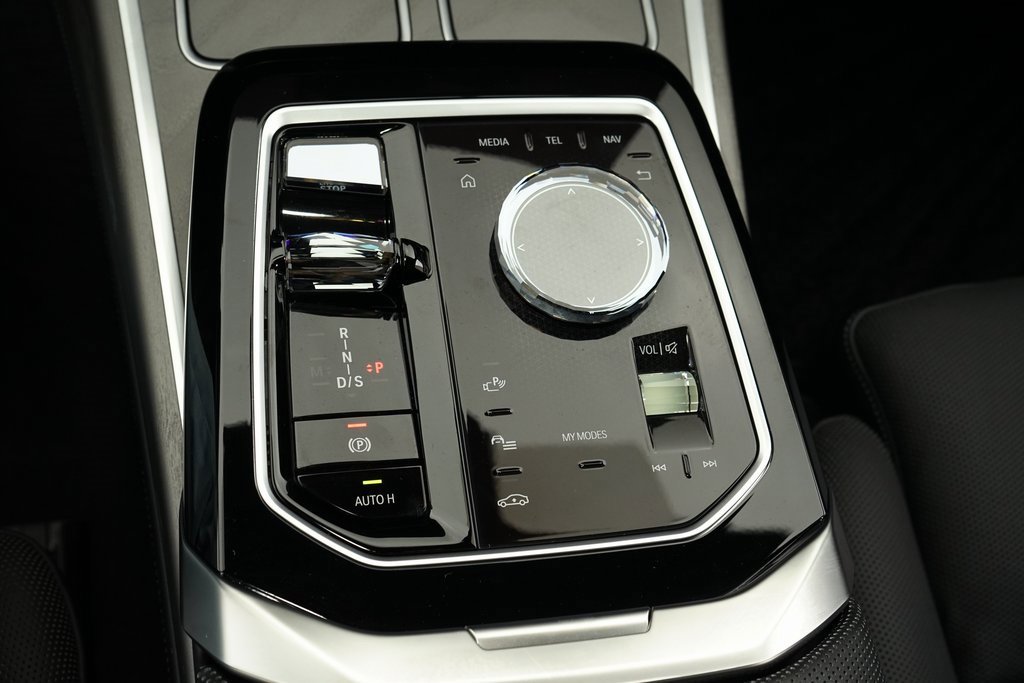Used 2023 BMW 760i xDrive image 21