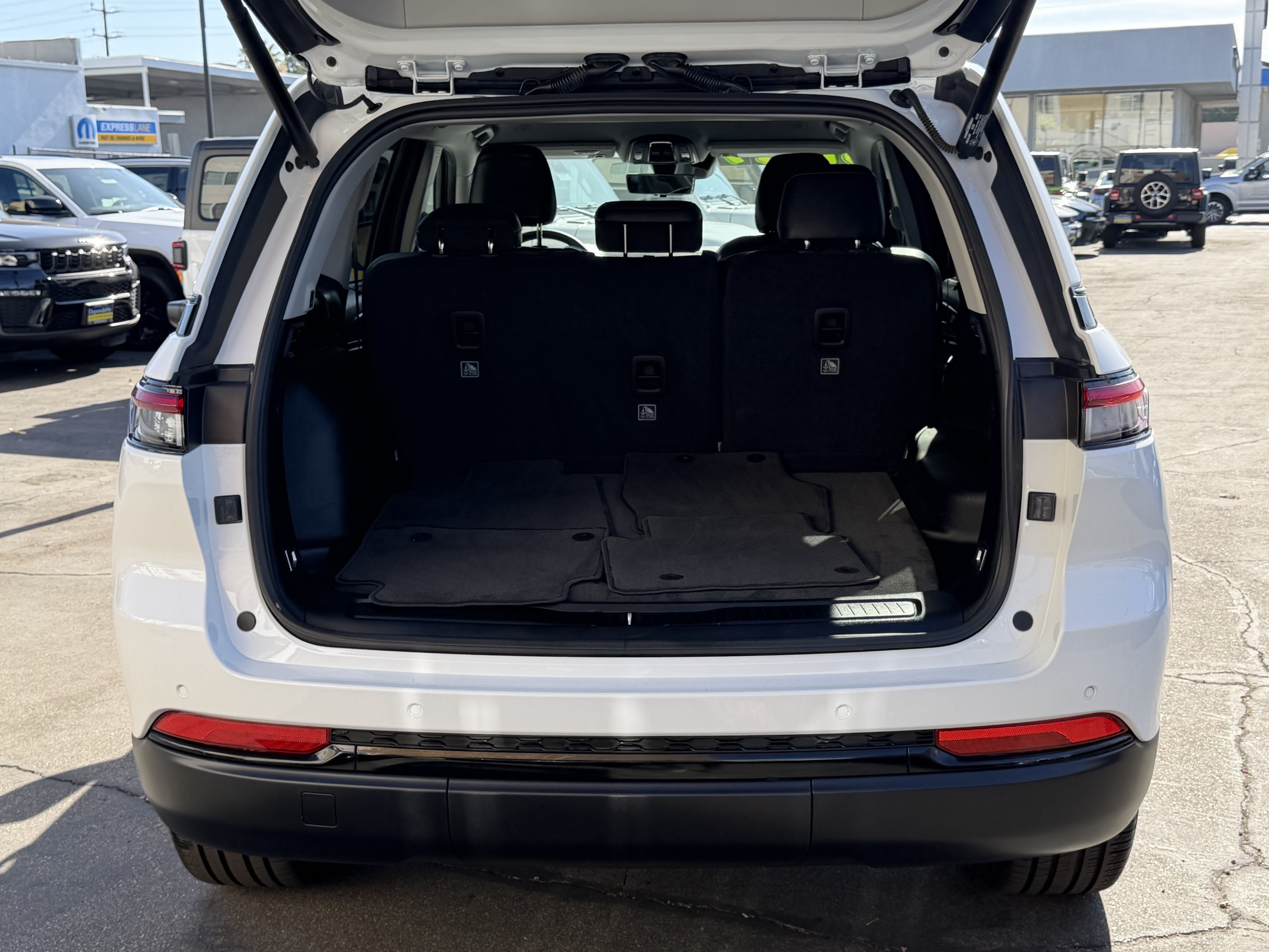 Used 2023 Jeep Grand Cherokee Limited w/ Luxury Tech Group II RWD image 15