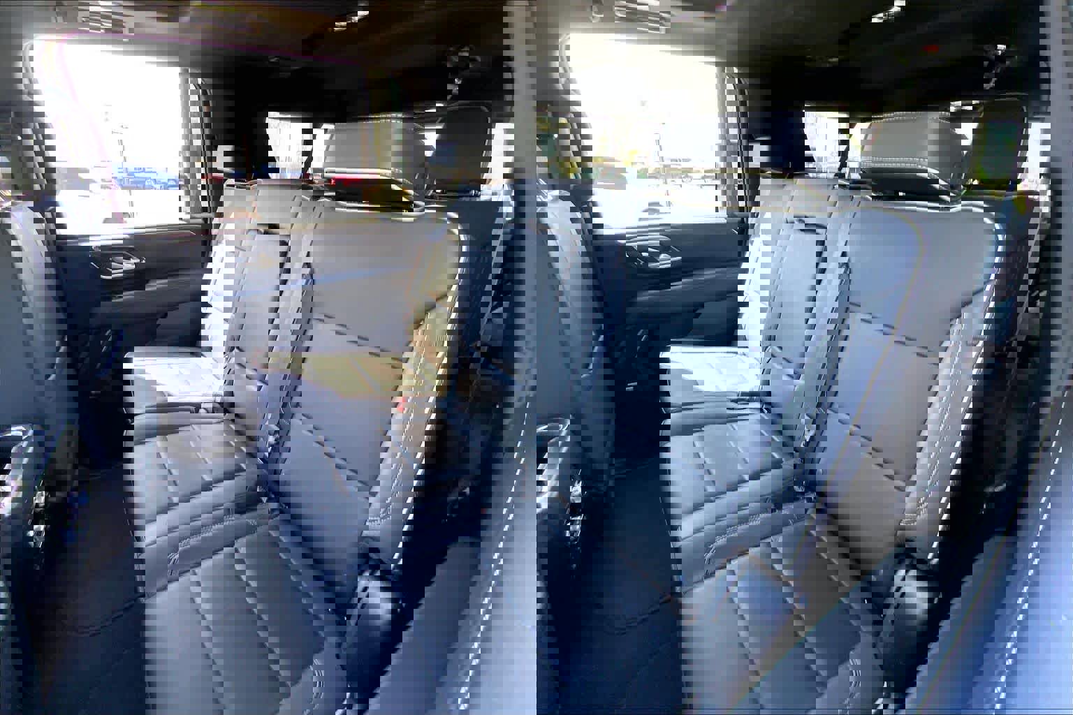 Used 2023 GMC Yukon XL SLT w/ SLT Premium Package image 17