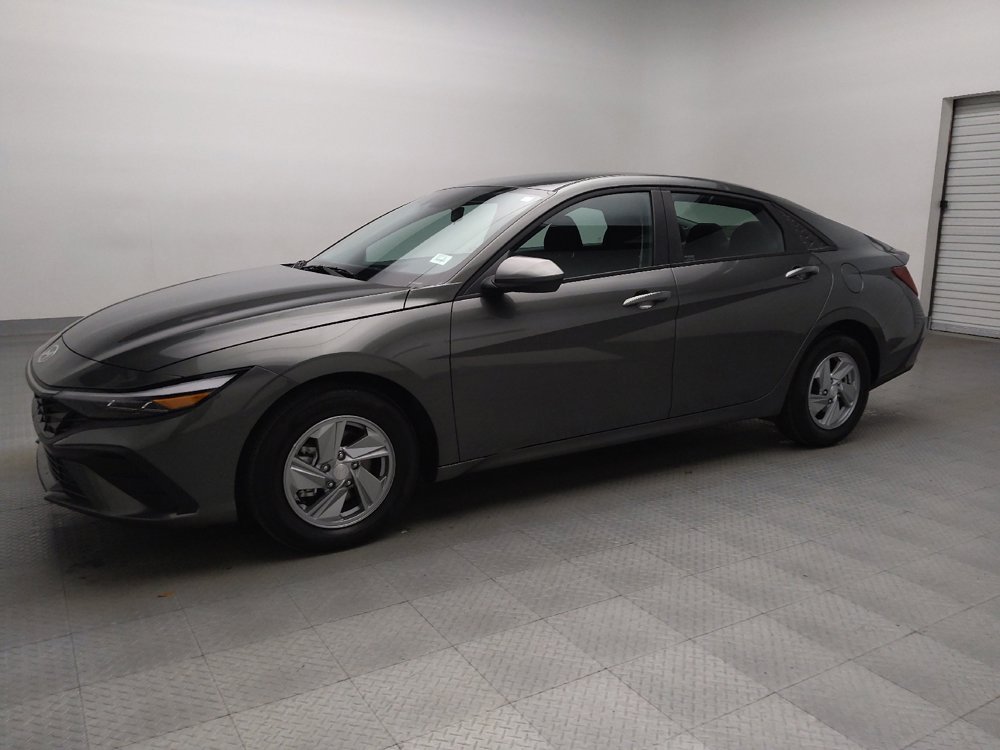Used 2025 Hyundai Elantra SE image 2