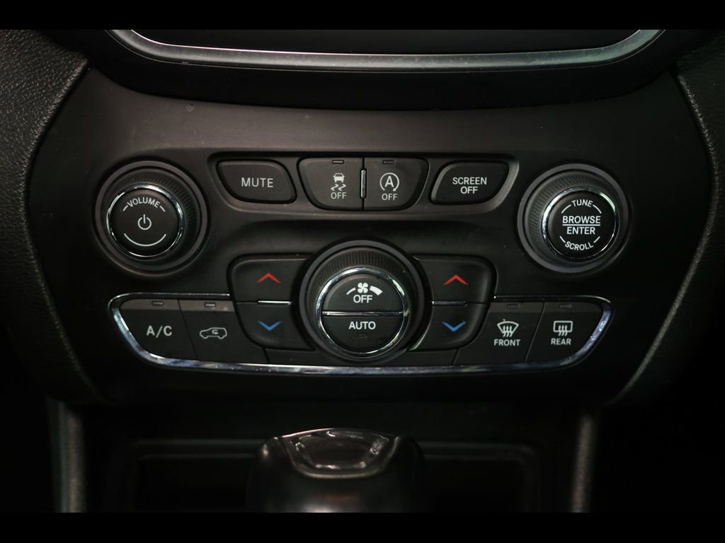 Used 2022 Jeep Cherokee Latitude Lux w/ Sun & Sound Group image 27