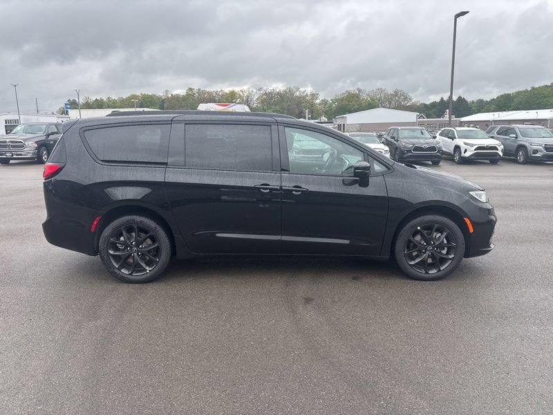 New 2026 Chrysler Pacifica Limited w/ S Appearance Package AWD/4WD image 2