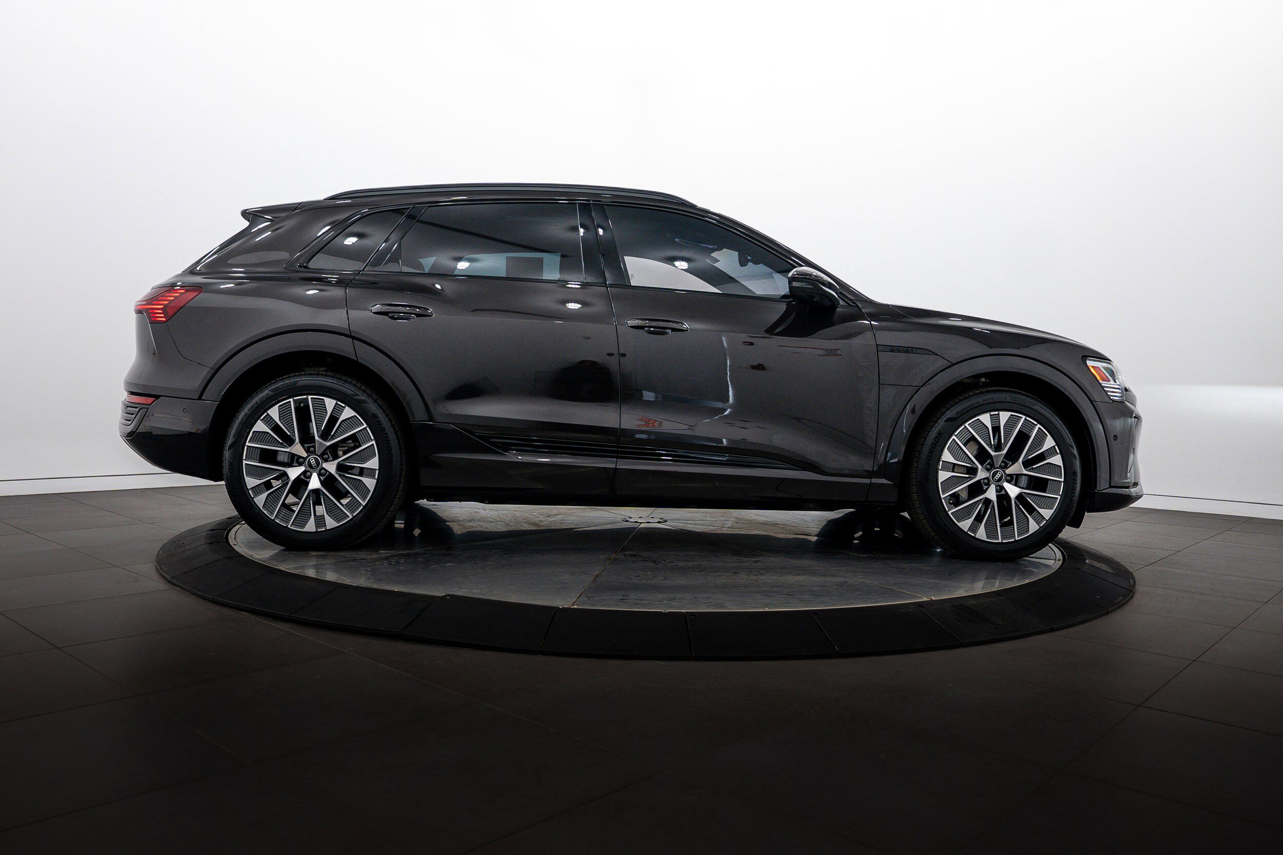 Certified 2024 Audi Q8 e-tron Premium Plus w/ Premium Plus Package AWD/4WD image 3