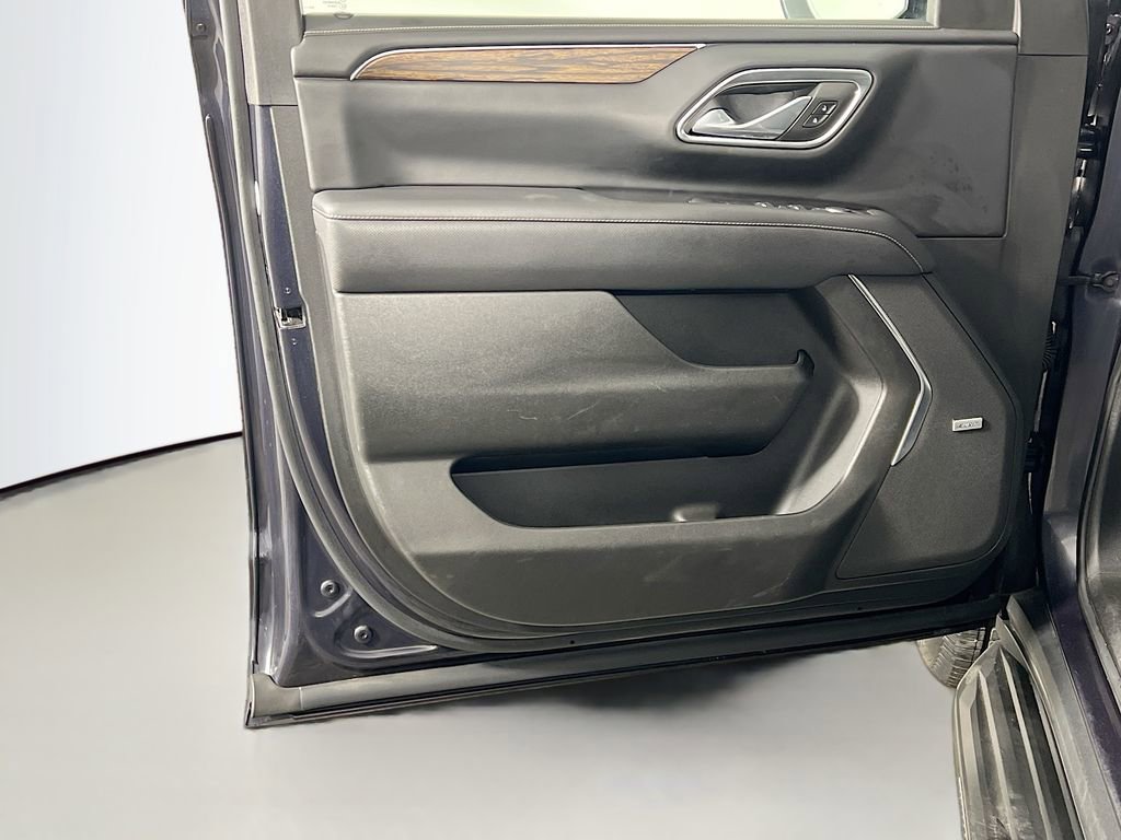 Used 2023 Chevrolet Suburban Premier image 18