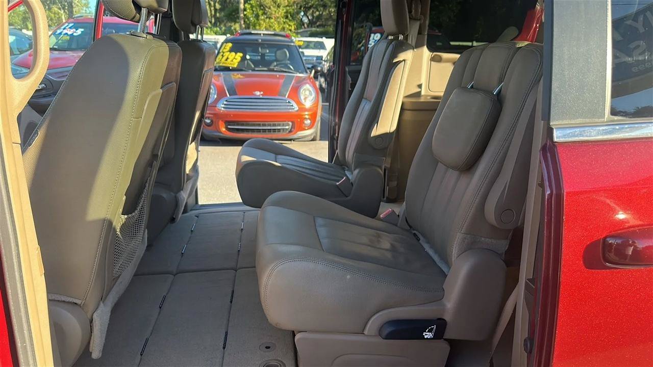 Used 2016 Chrysler Town & Country Touring FWD image 23