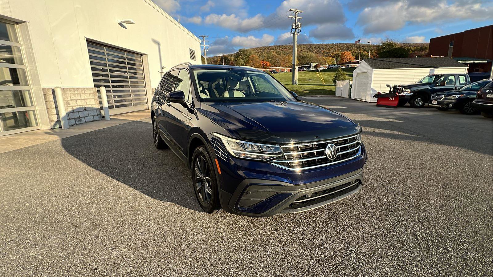 Used 2022 Volkswagen Tiguan SE image 2