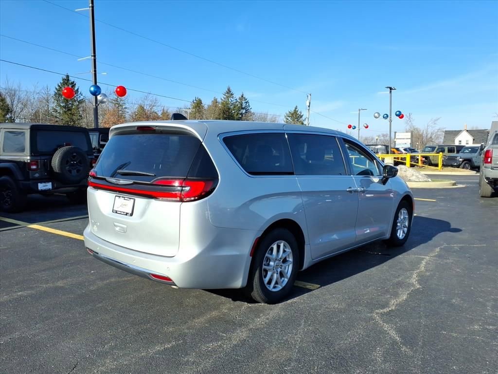 Used 2024 Chrysler Pacifica Touring-L image 4