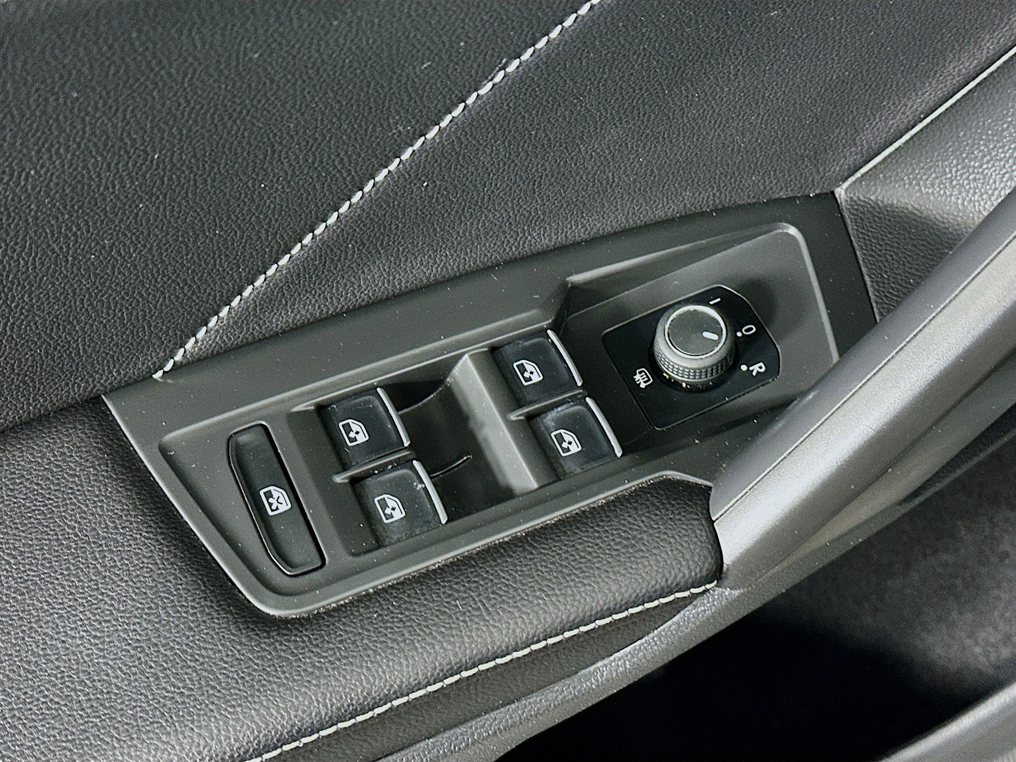 Used 2022 Volkswagen Tiguan SE R-Line image 15