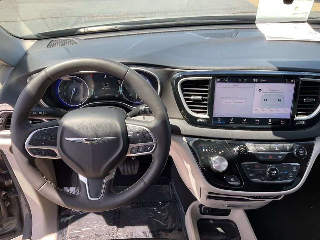 Used 2023 Chrysler Pacifica Touring-L image 5