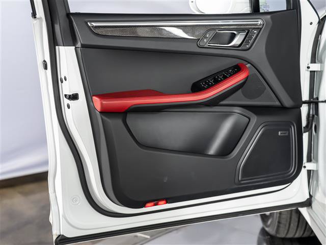 Certified 2025 Porsche Macan AWD/4WD image 22