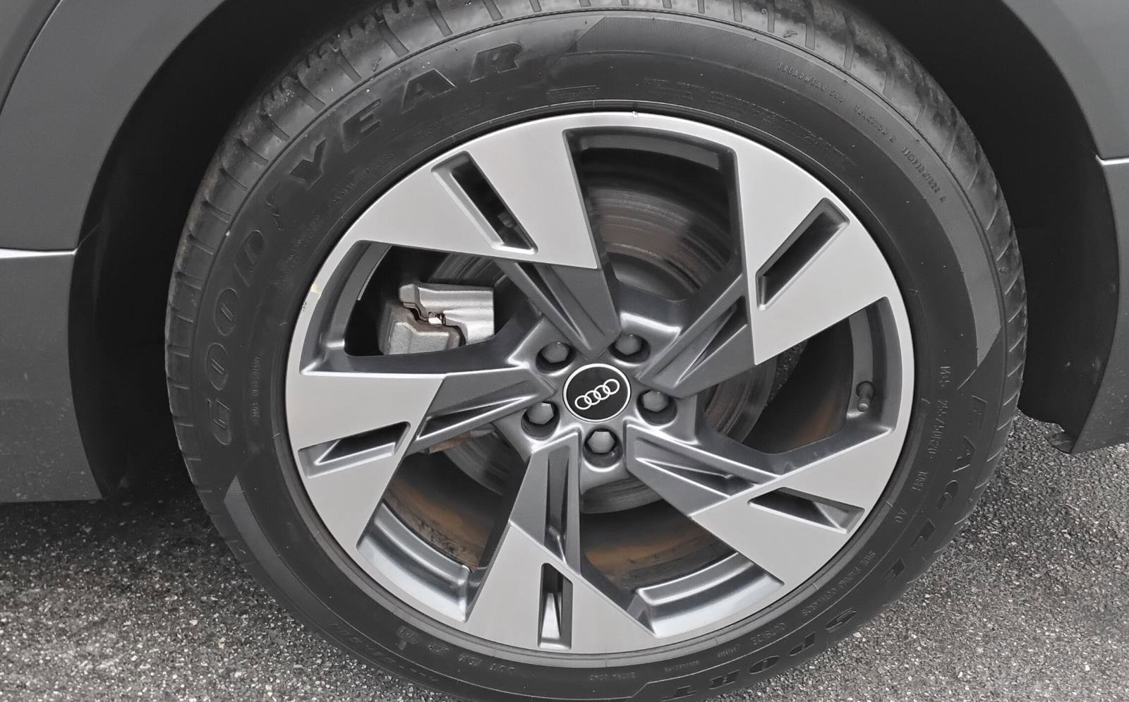 Used 2021 Audi e-tron Prestige w/ Prestige Package image 12